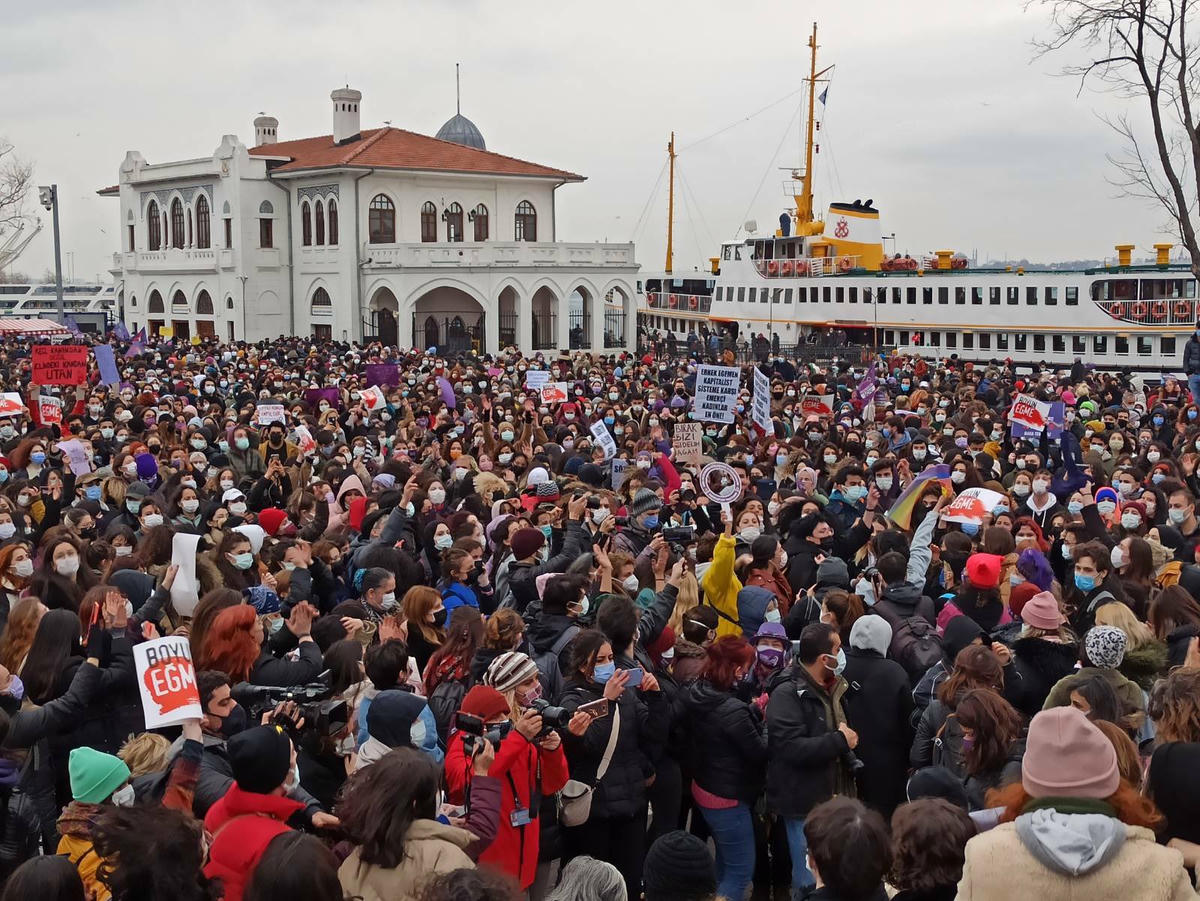 Kadınlar İstanbul Sözleşmesi'nin iptaline karşı sokağa çıktı